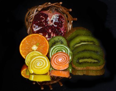 Siyah arkaplanda şekerli meyvelerin görüntüsünü kapat