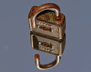 Büyük eski asma kilidi aç, kapat