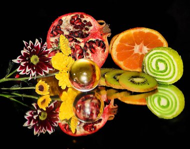 Koyu arkaplanda meyveli jöle ile çeşitli taze meyveler... 