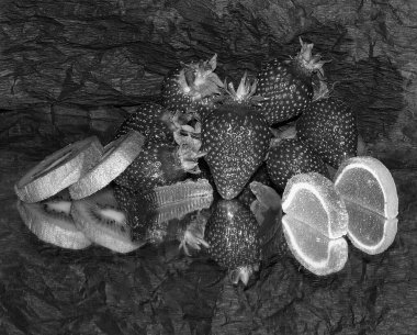 Koyu arkaplanda meyveli jöleli taze çilekler, yakın görüş. 