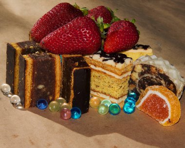 Yüzeyde lezzetli tatlılar ve çilekler