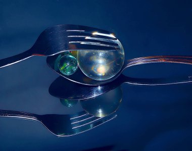 Masada dekoratif renkli cam topları olan çatallar, yakın görüş.  