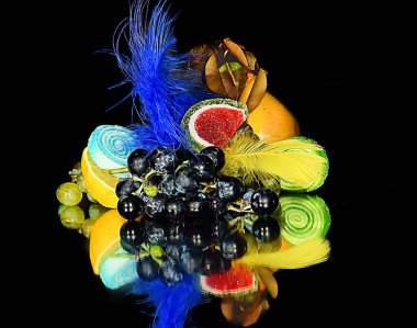 Koyu arkaplanda meyveli jöle ile çeşitli taze meyveler... 