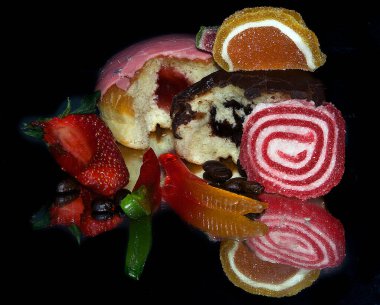 Koyu arkaplanda taze tatlı yığını, yakın görüş 