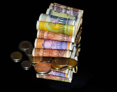 Siyah arkaplanda banknotlar ve paralar, yakın görünüm 