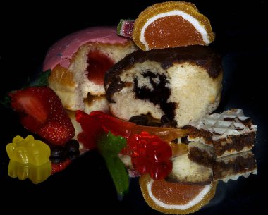 Koyu arkaplanda taze tatlı yığını, yakın görüş 