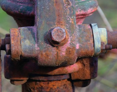 Sokaktaki eski metal su sütunu manzarası, yakın görüş