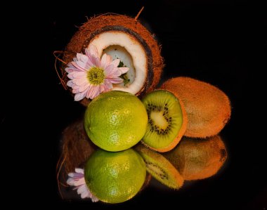 Siyah zemin üzerinde olgun egzotik meyveler seti, sağlıklı gıda konsepti. 