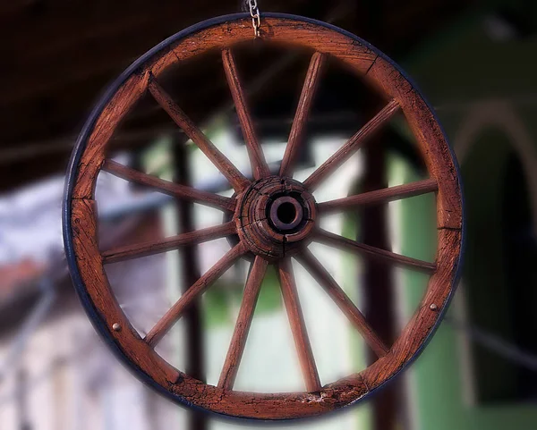Вид Коричневого Старого Деревянного Колеса Размытом Фоне — стоковое фото