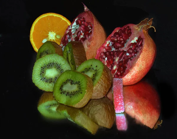 一组成熟的热带异国情调水果 黑色背景 健康食品概念 — 图库照片