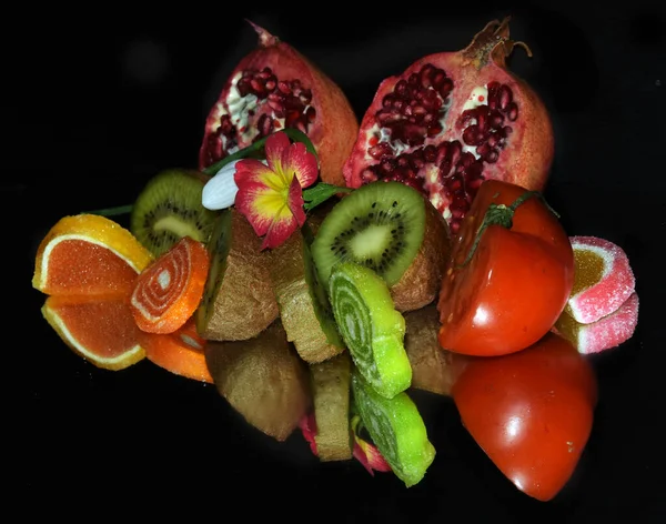 Conjunto Frutas Tropicais Exóticas Maduras Fundo Preto Conceito Comida Saudável — Fotografia de Stock