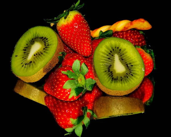 Siyah Zemin Üzerinde Olgun Egzotik Meyveler Seti Sağlıklı Gıda Konsepti — Stok fotoğraf