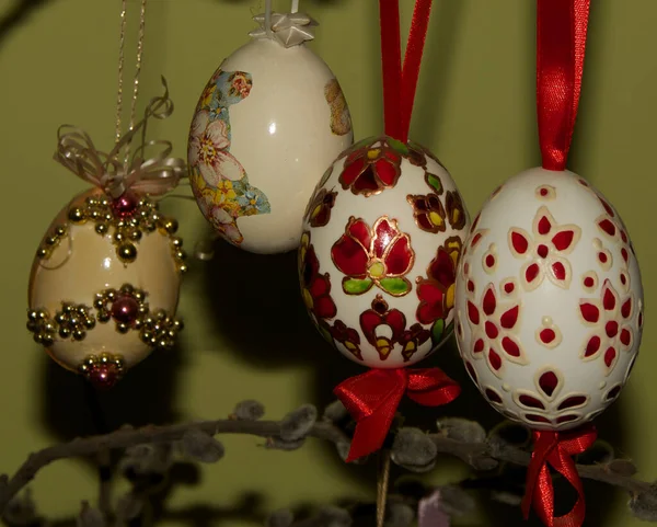 Karanlık Arka Planda Dekoratif Boyanmış Paskalya Yumurtaları Yakın Görüş Mutlu — Stok fotoğraf