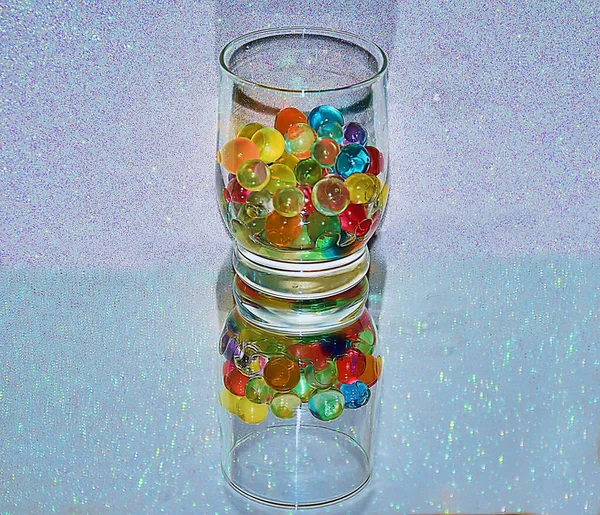Glas Met Decoratieve Kleurrijke Ballen Tafel Van Dichtbij Bekijken — Stockfoto