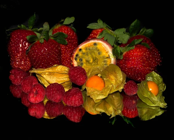 Conjunto Frutas Tropicais Exóticas Maduras Fundo Preto Conceito Comida Saudável — Fotografia de Stock