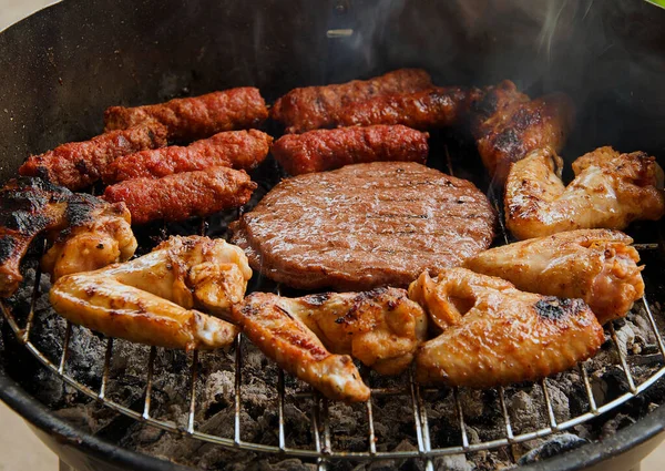 Zbliżenie Widok Kawałki Mięsa Grillu Warzywami — Zdjęcie stockowe