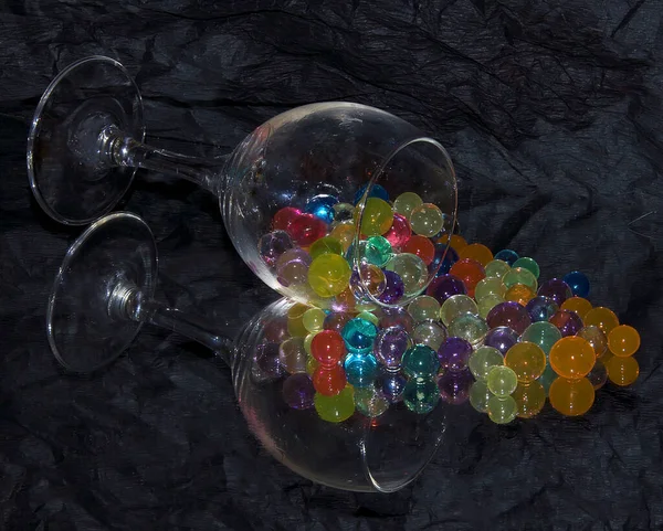 Verre Vin Avec Des Boules Colorées Sur Table Vue Rapprochée — Photo