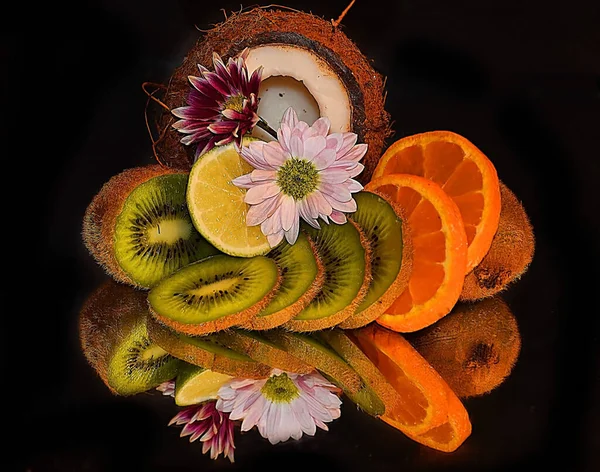 一组成熟的热带异国情调水果 黑色背景 健康食品概念 — 图库照片