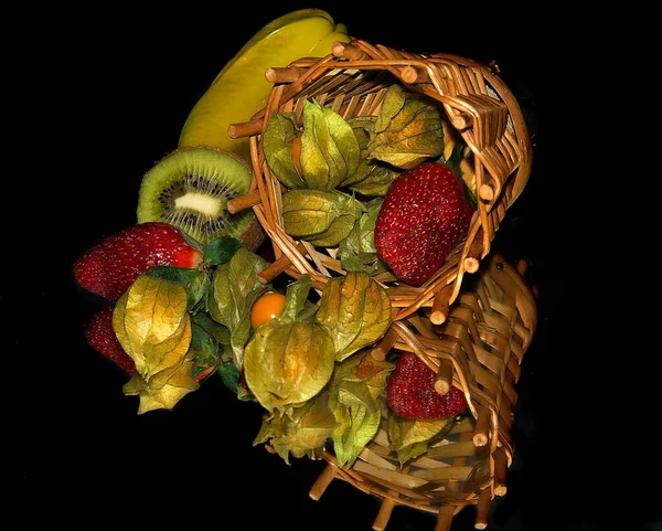 Ensemble Fruits Tropicaux Exotiques Mûrs Avec Panier Sur Fond Noir — Photo