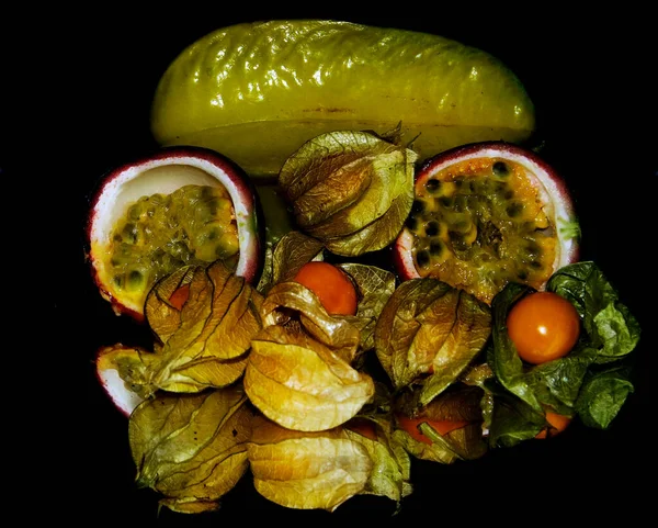 Conjunto Frutas Tropicales Exóticas Maduras Sobre Fondo Negro Concepto Comida — Foto de Stock