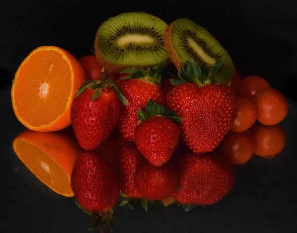 Conjunto Frutas Tropicais Exóticas Maduras Fundo Preto Conceito Comida Saudável — Fotografia de Stock