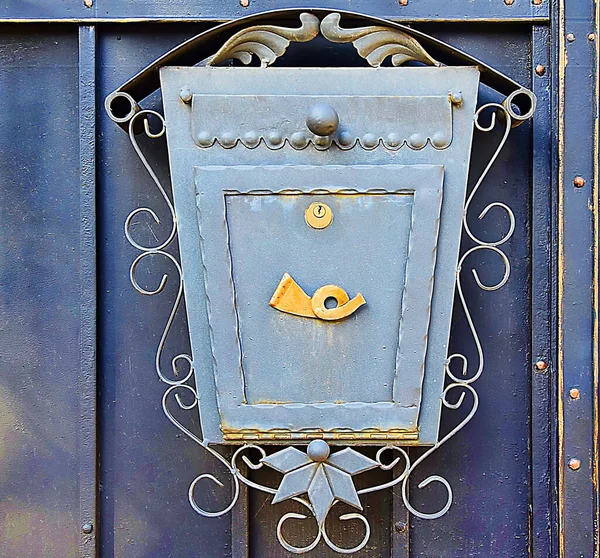 Закрыть Старый Дверной Почтовый Ящик Дома — стоковое фото