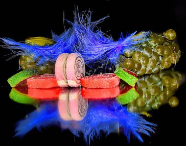 Koyu arkaplanda meyveli jöle ile çeşitli taze meyveler... 