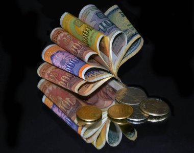 Siyah arkaplanda paralar ve paralar