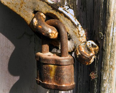Büyük ve kirli eski metal asma kilit