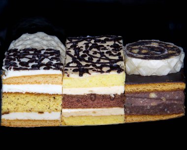 Yüzeyde yansıması olan lezzetli tatlılar