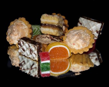 Yüzeyde yansıması olan lezzetli tatlılar