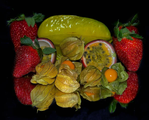 Ensemble Fruits Tropicaux Exotiques Mûrs Sur Fond Noir Concept Alimentation — Photo
