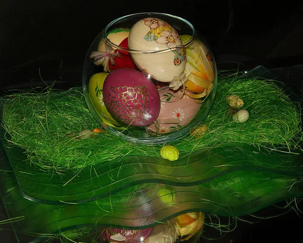 色彩艳丽的彩绘彩蛋在玻璃碗中 深色背景 愉快的东方概念 — 图库照片