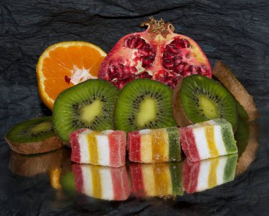 Koyu arkaplanda meyveli jöle ile taze meyve kompozisyonu. 