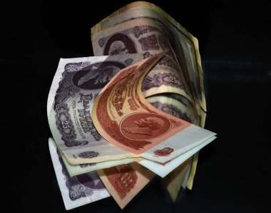 Siyah arkaplan üzerindeki banknotlar, kapat görünüm 