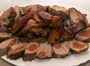 Tabakta soğuk et tabağı, yakın görüş. 