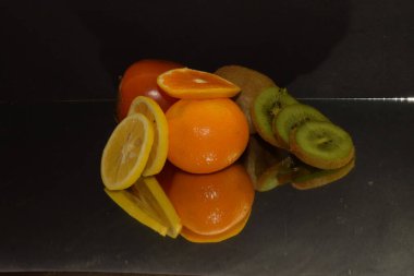 Siyah zemin üzerinde olgun egzotik meyveler seti, sağlıklı gıda konsepti. 