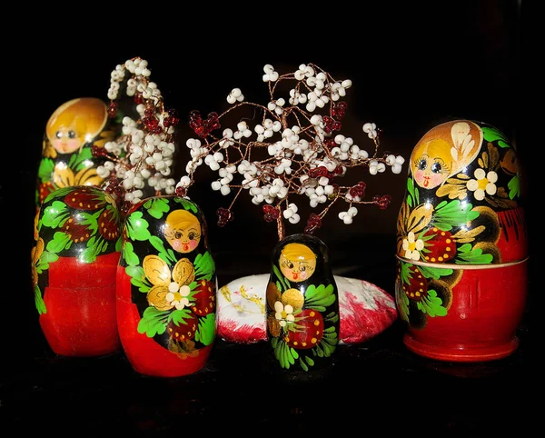 Bambole Nidificazione Albero Decorativo Perline Sfondo Scuro — Foto Stock