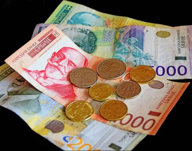 Siyah arkaplanda para ve banknotlar