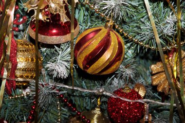 Köknar ağacı dalları üzerine yeni Noel süslemeleri, bayram konsepti  