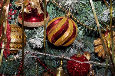 Köknar ağacı dalları üzerine yeni Noel süslemeleri, bayram konsepti  