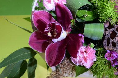 Bir buket güzel taze çiçek, bahar konsepti, yakın manzara.  