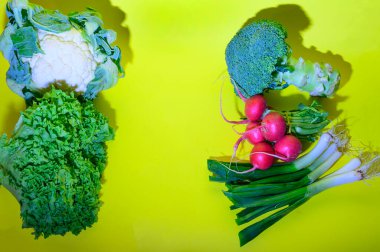 Parlak arka planda taze sebze seti, sağlıklı gıda konsepti.