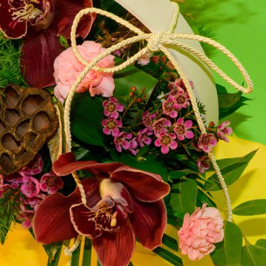 Parlak arka planda güzel çiçekler, bahar konsepti, yakın görüş  