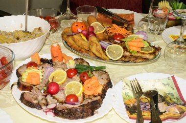 Kızarmış et ve limon dilimli sıcak tabaklar, yakın görüş. 