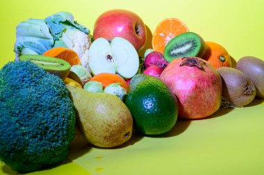 Taze olgun sebzeler, parlak arka planda meyveler, sağlıklı gıda konsepti.