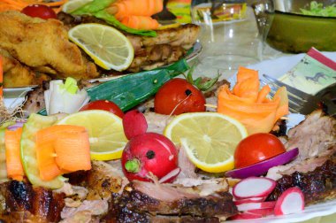 limon dilimli kızarmış et parçaları, yakın görüş. 