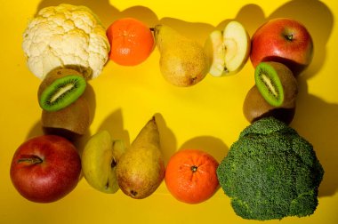 Olgun egzotik meyve ve sebze yığını parlak arka planda, sağlıklı gıda konsepti 