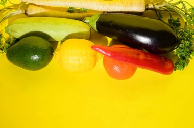 Olgun egzotik meyve ve sebze yığını parlak arka planda, sağlıklı gıda konsepti 