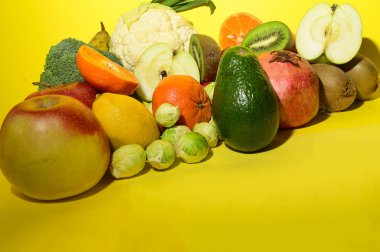 Olgun egzotik meyve ve sebze yığını parlak arka planda, sağlıklı gıda konsepti 